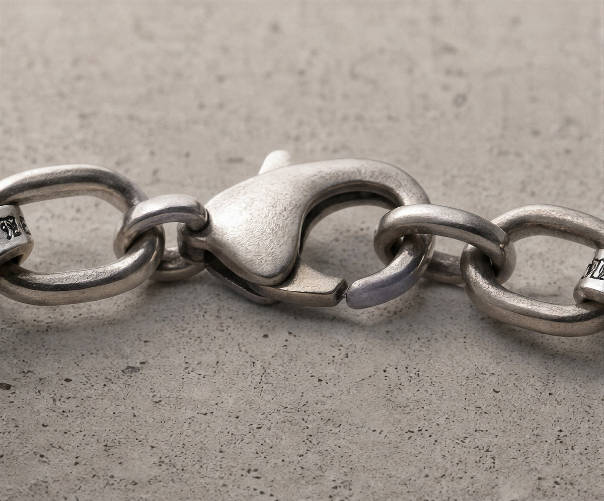 Pluto bracelet lobster clasp and oval links in oxidized 925 silver, close-up